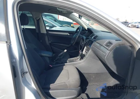 2013 Volkswagen Passat S z USA, uszkodzony, nr VIN 1VWAP7A37DC084353